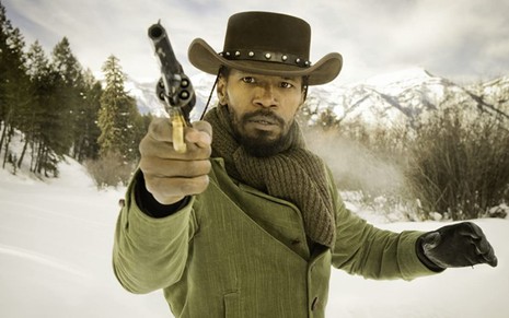 Jamie Foxx aponta uma arma em cena do filme Django Livre