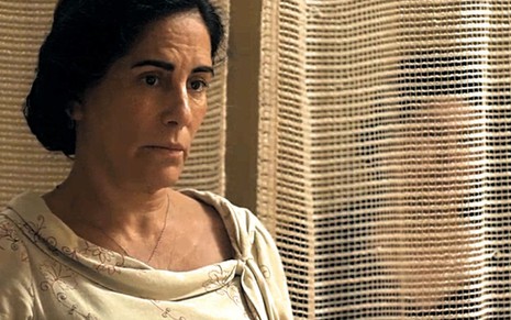 A atriz Gloria Pires em cena da novela Éramos Seis, com expressão de preocupação, como a personagem Lola