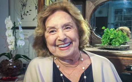 Eva Wilma sorri durante entrevista ao Conversa com Bial em 2020