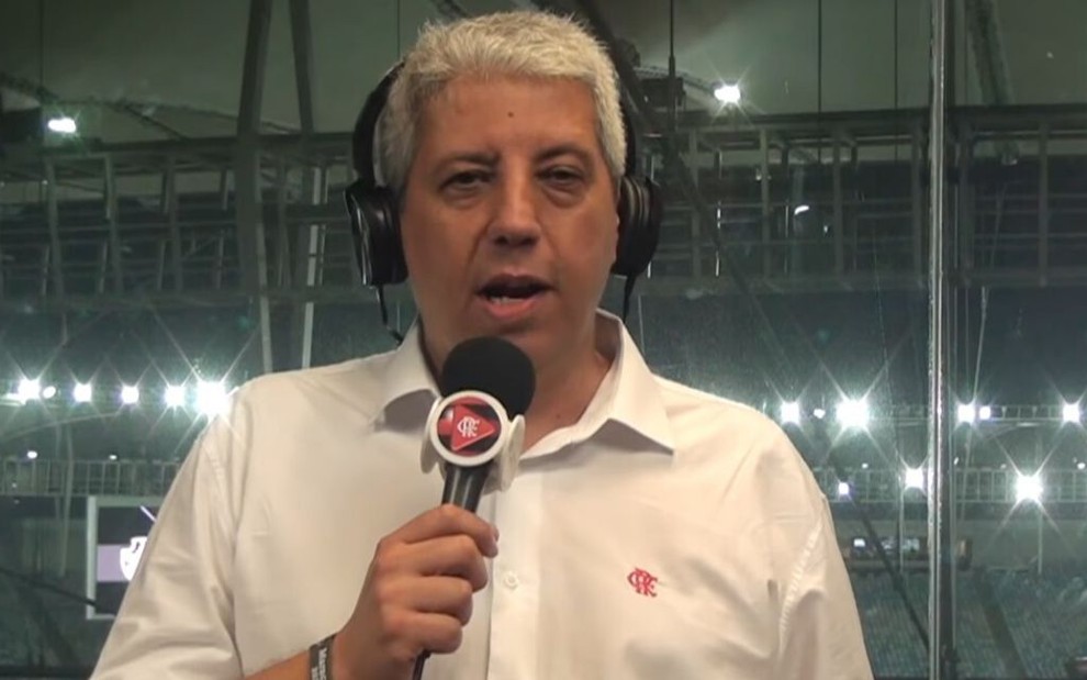 O narrador Alexandre Tavares na cabine durante a transmissão de Vasco x Flamengo pelo Carioca