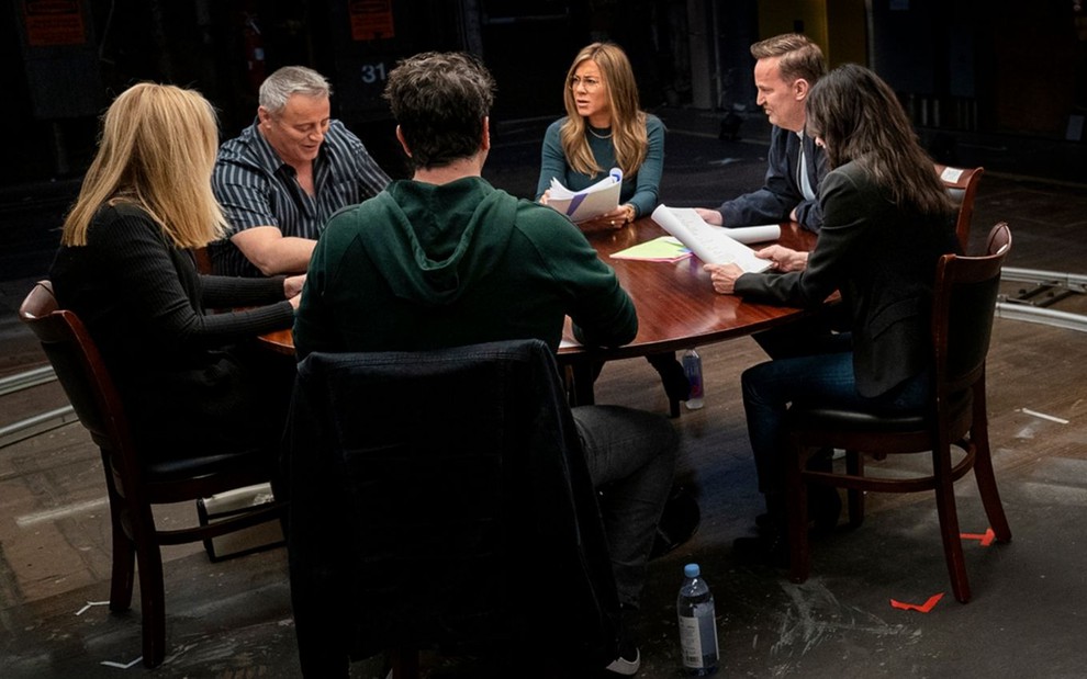 O sexteto de Friends lê roteiros da série em cena do especial