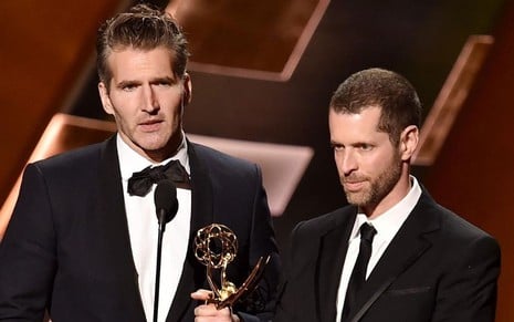 Ao lado de D.B. Weiss, David Benioff segura uma estatueta do Emmy durante premiação do Oscar da TV