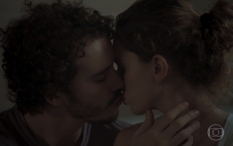 Os atores Gabriel Stauffer e Carol Duarte em cena de beijo como Claudio e Ivana em A Força do Querer