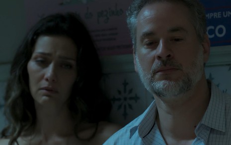 Maria Fernanda Cândido e Dan Stulbach tristes contracenando em A Força do Querer, da Globo