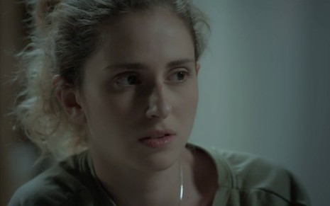 Carol Duarte caracterizada como Ivana em A Força do Querer: personagem olha com preocupação para alguém fora do quadro