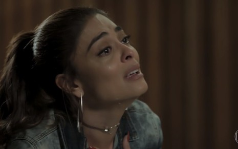 A atriz Juliana Paes, chorando, em cena como Bibi em A Força do Querer