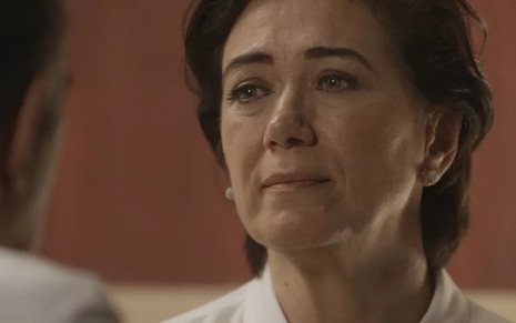 A atriz Lilia Cabral, com expressão determinada, em cena como Silvana em A Força do Querer