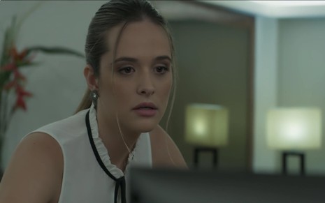 A atriz Juliana Paiva com expressão de surpresa em cena desta quarta-feira (17) da novela A Força do Querer