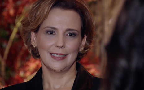 A atriz Ana Beatriz Nogueira como Eva, em um plano fechado em seu rosto, com expressão de deboche em cena de A Vida da Gente