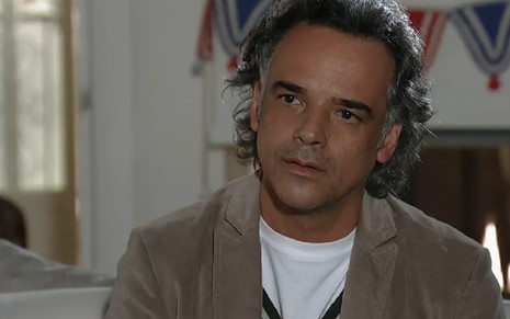 O ator Ângelo Antônio caracterizado como Marcos em cena de A Vida da Gente, novela das seis da Globo