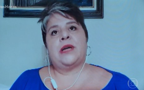 Elaine Melo faz careta em chamada de vídeo com Serginho Groisman para o Altas Horas