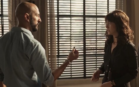 Álvaro (Irandhir Santos) flagrou Amanda (Camila Márdila) com uma escuta em seu escritório em cena de Amor de Mãe
