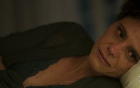 A atriz Malu Galli deitada com a cabeça no travesseiro chorando em cena como Lídia de Amor de Mãe