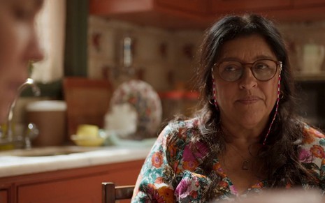 Lurdes (Regina Casé) toma café na casa de Thelma (Adriana Esteves) em cena de Amor de Mãe