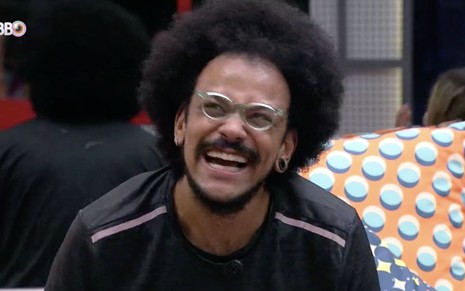 João Luiz Pedrosa, de camiseta preta, sorri no BBB21 depois de se tornar anjo