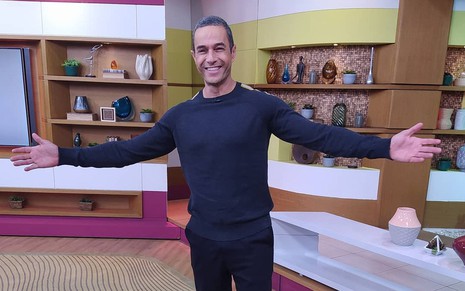 O apresentador Fabricio Battaglini abre os braços no cenário do Bem Estar, da Globo