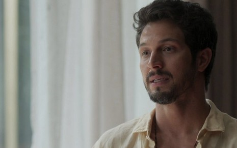 O ator Romulo Estrela caracterizado como o personagem Marcos em cena de Bom Sucesso
