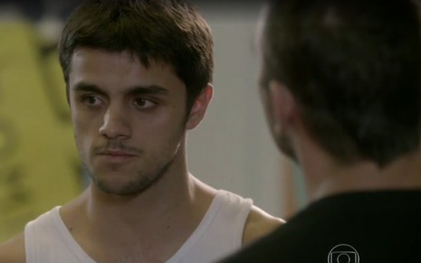 O ator Felipe Simas com expressão pensativa como Cobra em Malhação Sonhos