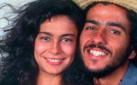 Foto dos atores Giovanna Gold (à esquerda) e Marcos Palmeira (à direita) como os personagens e casal Zefa e Tadeu na novela Pantanal, da TV Manchete
