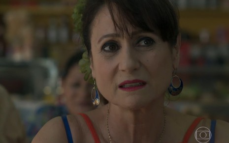 A atriz Zezé Polessa com expressão de surpresa em cena como Edinalva em A Força do Querer