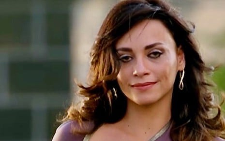 A atriz Suzana Pires faz um sorriso maquiavélico durante gravação de cena da novela Fina Estampa