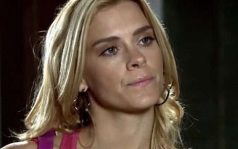 A atriz Carolina Dieckmann caracterizada como a personagem Teodora em cena da novela Fina Estampa
