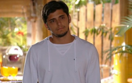 O ator Bruno Gissoni, com uma blusa de manga comprida branca, em cena como Juliano em Flor do Caribe
