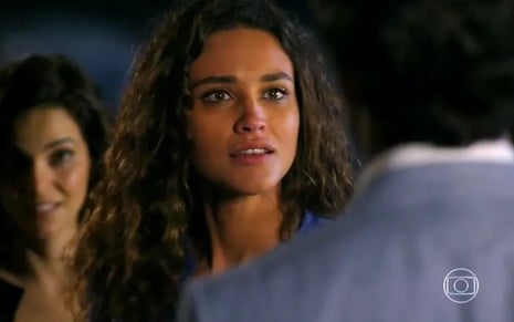 A atriz Débora Nascimento, com a expressão de indignação, em cena como Taís em Flor do Caribe