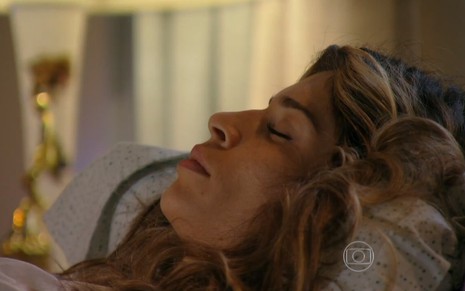 A atriz Grazi Massafera, deitada desacodada, em cena como Ester, em Flor do Caribe