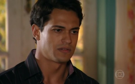 O ator Raphael Vianna, com expressão de desagrado em cena como Hélio, em Flor do Caribe