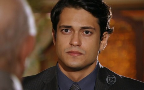 O ator Raphael Vianna, com expressão tensa, em cena como Hélio em Flor do Caribe, da TV Globo