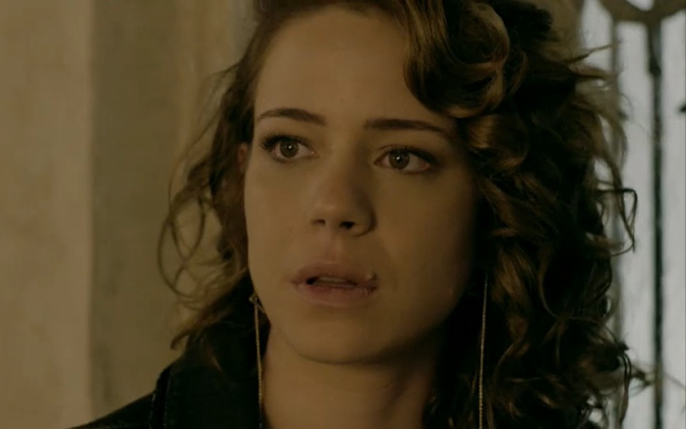 Leandra Leal grava com expressão de medo olhando para Erom Cordeiro, que não aparece, como Cristina da novela Império