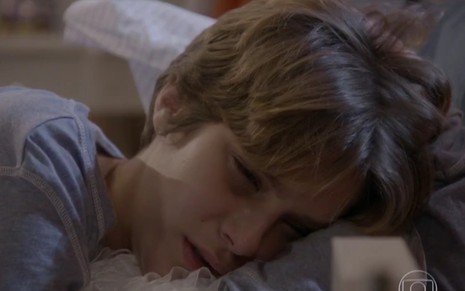 A atriz Isabella Santoni chorando em cena como Karina de Malhação Sonhos