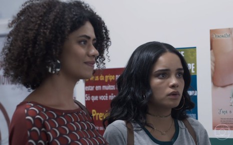 As atrizes Ana Flavia Cavalcanti e Carol Macedo, lado a lado, em cena como Dóris e K2, em Malhação - Viva a Diferença