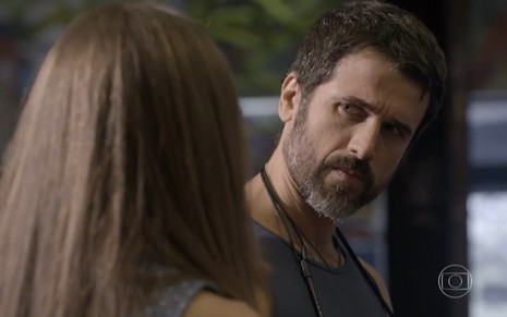 O ator Eriberto Leão com expressão séria ao ser confrontado como Gael em cena de Malhação
