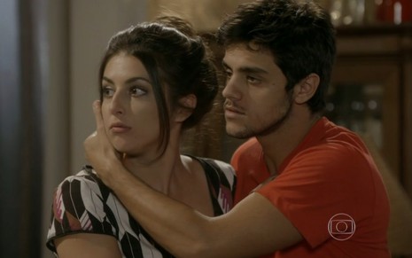 Anaju Dorigon grava ao lado de Felipe Simas com expressão de assustada ao notar a chegada de Helena Fernandes em Malhação