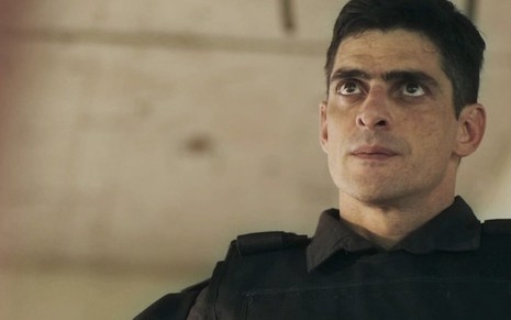 O ator Julio Machado caracterizado como o major Marco Rodrigo em cena de Malhação: Toda Forma de Amar