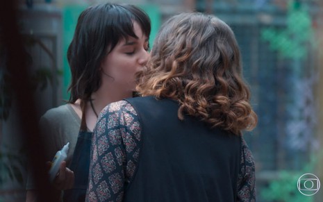 As atrizes Giovanna Grigio e Manoela Aliperti, trocando um beijo, em cena como Samantha e Lica em Malhação