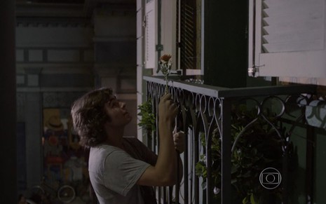 Rafael Vitti grava em cima de escada para se declarar na janela com flor na mão como Pedro de Malhação