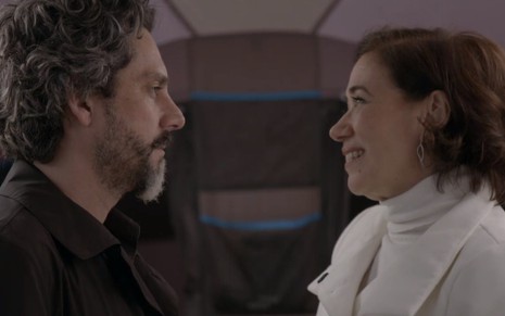 o ator Alexandre Nero, de frente para a atriz Lilia Cabral, em cena como José Alfredo e Maria Marta em Império