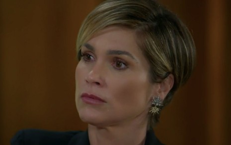 A atriz Flávia Alessandra chora como a personagem Helena em cena da novela Salve-se Quem Puder, da Globo