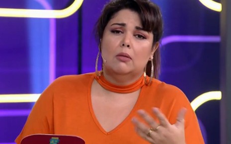 A apresentadora Fabiana Karla com expressão triste no Se Joga de sexta-feira (6)