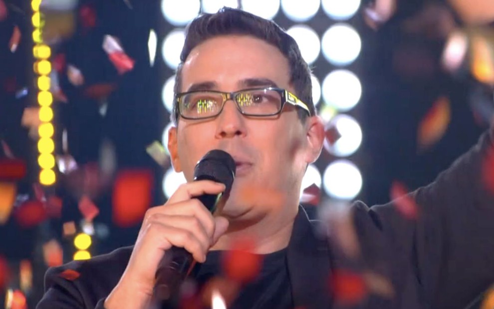 O apresentador André Marques no palco do The Voice Kids, netes domingo (11), durante uma chuva de confetes