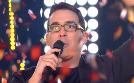 O apresentador André Marques no palco do The Voice Kids, netes domingo (11), durante uma chuva de confetes