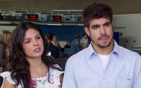 Isis Valverde e Caio Castro caracterizados como Marcela e Edgar em cena de Ti Ti Ti, novela da Globo
