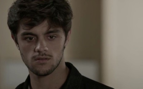 O ator Felipe Simas com a expressão preocupada, em cena como Jonatas na novela Totalmente Demais