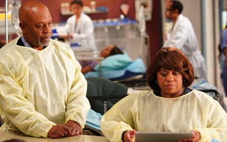 Dentro de um pronto-socorro, James Pickens Jr. e Chandra Wilson vestem avental de médico em Grey's Anatomy