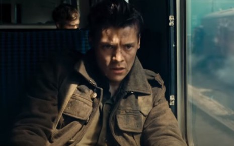 Harry Styles é um soldado britânico em cena de Dunkirk (2017)