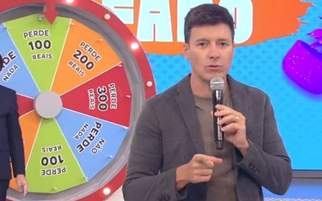 Imagem de Rodrigo Faro à frente da paródia Roda a Roda Tira Aqui, no programa Hora do Faro