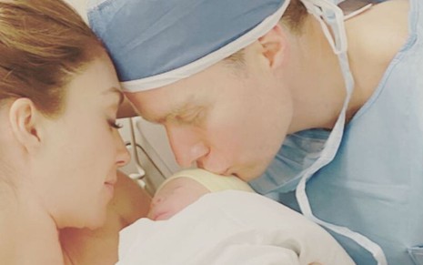 Foto da sala de parto da ex-RBD Anahí segurando o o filho recém-nascido Emiliano junto ao marido Manuel Velasco Coelho em foto publicada no Instagram nesta segunda-feira (3)